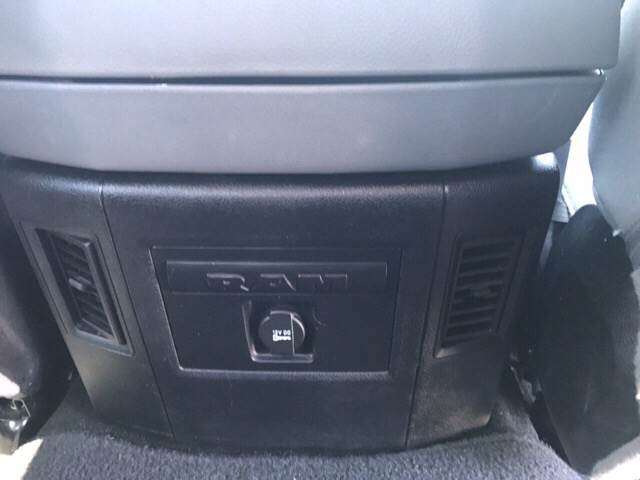 2015 RAM Ram Pickup 1500 4x4 SLT 4dr Crew Cab 5.5 ft. SB Pickup